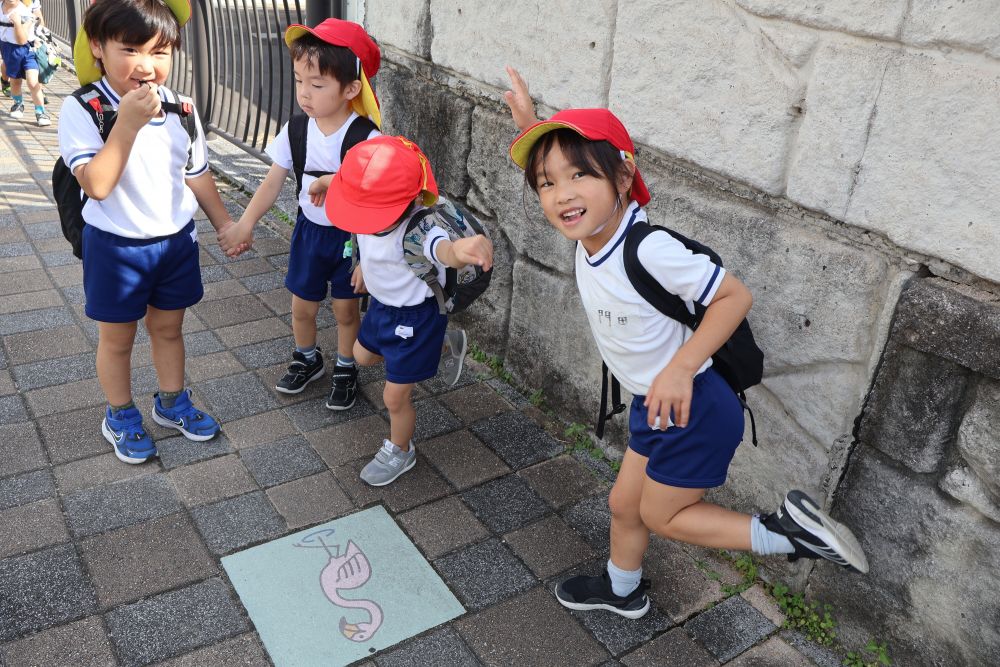 バスを降りて動物園に着くまで
少し歩いていると
「見て！動物おった！」
「フラミンゴだーー💗」
動物園に着くまでの道のりだって
楽しさに変えてしまうゾウ組さんです！

