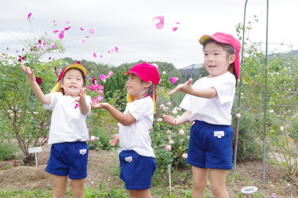 バスに乗るまでのちょっとした時間に
虫探しや落ちている花びらを使って
花びらシャワーを楽しむゾウ組さん！

遊具がなくても
自然での楽しみ方を
たくさん知っている子どもたちです🥰

楽しい遠足の時間もあっという間！

子どもたちのお土産話を楽しみしていて下さいね♡
お忙しい中
お弁当の準備ありがとうございました🍙



