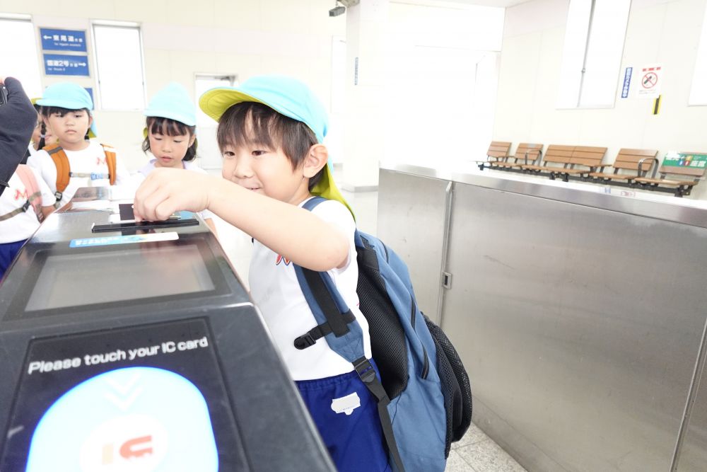 楽しみにしていた遠足の日！！
何日も前から
「雨は大丈夫かな？」
「てるてる坊主作ったら晴れるよ！！」
と遠足のことを考えていみんな♪
行き先は、みんなで決めた千光寺

お弁当に、電車、ロープウェイ・・・
楽しみなことが多すぎて
みんな朝からにっこにこ♡


東尾道駅から電車に乗って
尾道駅へ！！
電車に乗るときのルールも
確認しながら乗りました！！

切符をもらって改札を通ります！！
「どこに入れるの？」
「わぁ！！切符が吸い込まれた！！」
「切符に穴ができてる！！」
なかなかできない体験に
興味津々のみんな！！
「こんなとこから出てきた！！」
とR君はビックリしながら
改札を通っていました♪