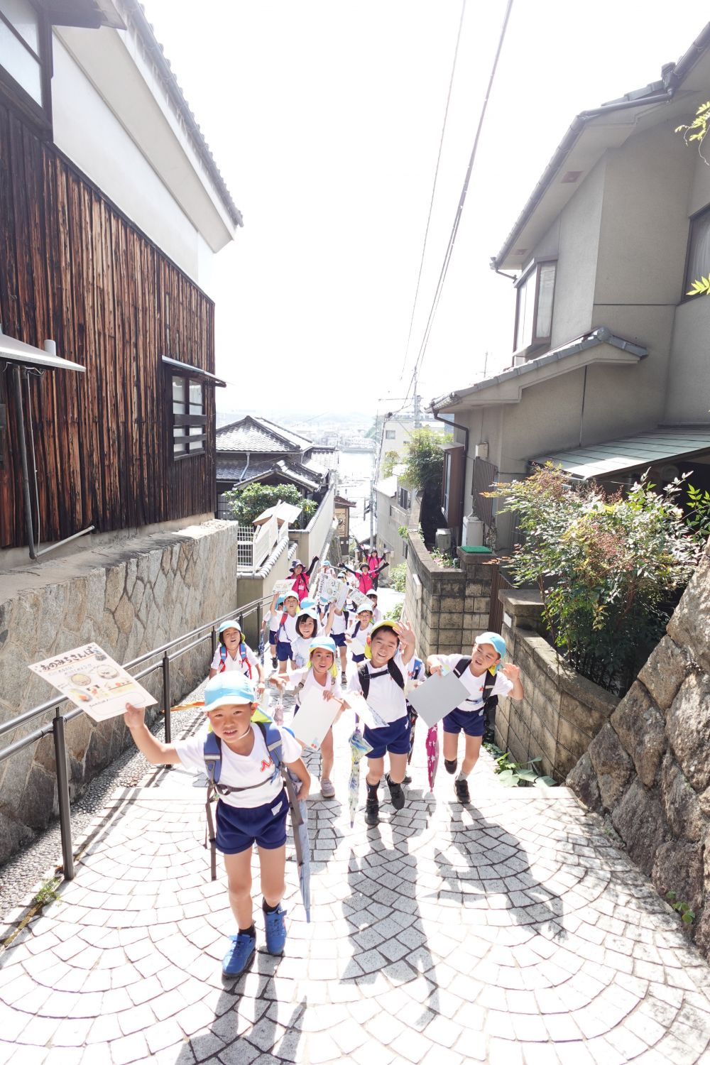 尾道駅に到着して
尾道散策をしながら
千光寺を目指します！！

友達とスタンプラリーをしながら
楽しく歩いて行くみんな♡

坂道がどんどん急になってきても・・・
「俺、野球選手になるけぇ
こんな坂道大丈夫じゃ！！」と
どんどん登っていく・・・
「こんなとこに金魚おるよ～」
「見て見て！！可愛い花がある～」と
回りを見る余裕がある・・・
子ども達の体力はすごい！！