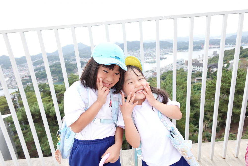 頂上に到着～♡
「海だ～暑いけぇ泳ぎたいわぁ～」
「船が見える」
頑張って登ったから
景色も一段と素敵に見えるね♡