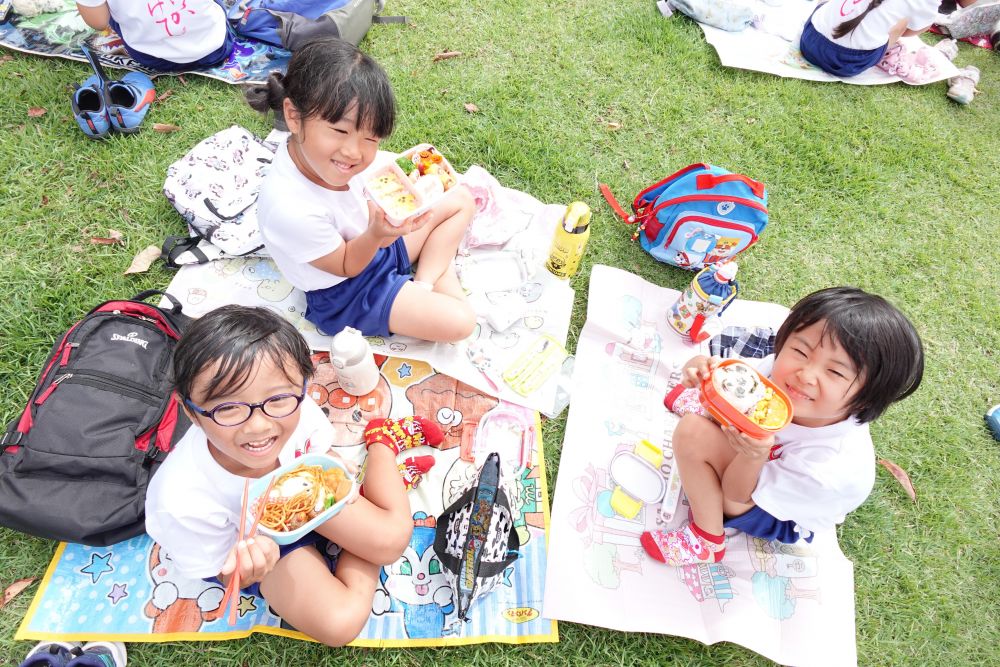 いっぱい歩いた後のお弁当は最高～♡
「やっと食べれる～」
「お腹ペコペコよ～」