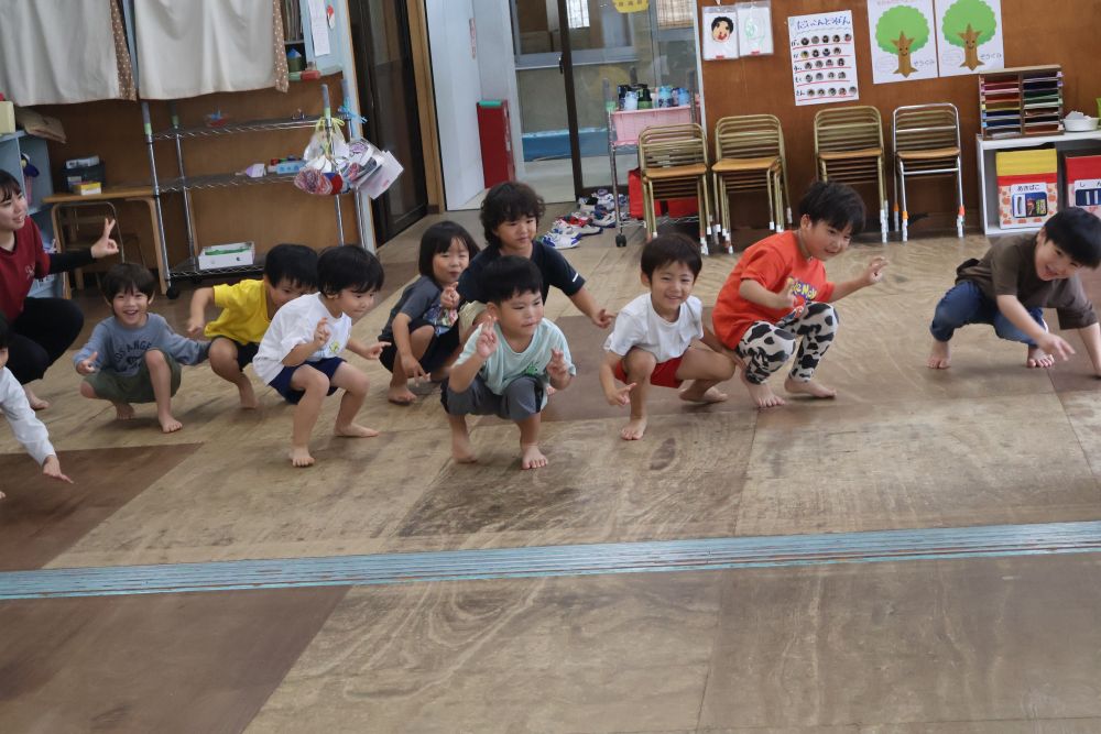 今日はポツポツと雨が降り
パッとしない天気☔☁

「リズムする？」　と聞くと
「やったーー🙌したい〜♪」
と大盛り上がりのゾウ組さん


とんぼ、時計などやったあとは
新しいリズムの 『カニ』も登場！！
腰を低くしての
カニ歩きって意外と難しい！


