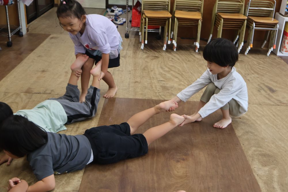 次は泥棒にも変身！
「引っこ抜いちゃうぞー！うっしっし〜😀」

力いっぱい大根を引っ張ります🔥

