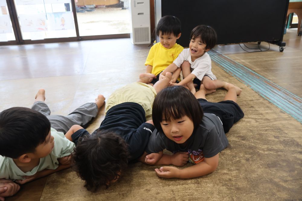 “この大根抜けない〜”
“一緒に引っ張ろう！”
時には強敵の大根も！
力を合わせる泥棒たち！

“もう1回やりたい♡”
と １番人気だった大根ぬき！

ちょっとしたストーリーを取り入れることで
より一層楽しくなった大根ぬき！
子どもたちもそれぞれ
なり切って楽しんでいました💗

