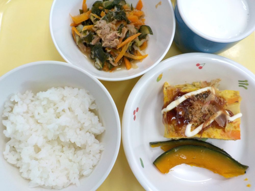 ご飯

エビ卵お好み焼き風

蒸しかぼちゃ

海藻サラダ

牛乳