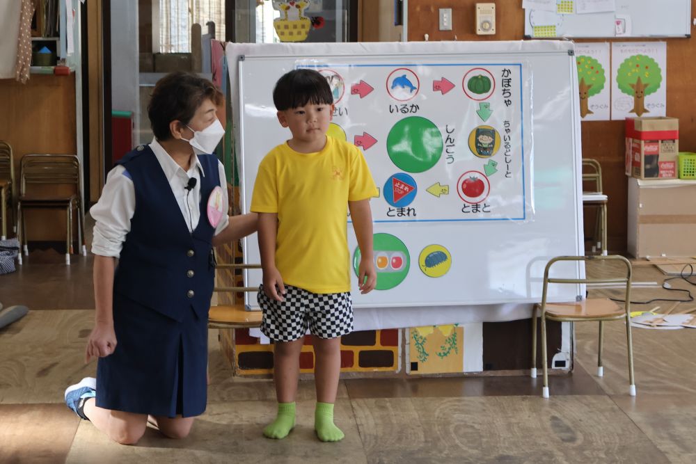 4月になるとキリン組さんは１年生
ゾウ組さんは年長に！

これから通学や散歩に出る機会も
どんどん増える中
今日は尾道生活安全課の方に来ていただき
交通安全教室を行いました

クイズ形式やペープサートを用いた
ストーリー性のある話の中で
わかりやすく危険な場所や危険な場面を
教えてもらい子どもたちも興味津々👀



