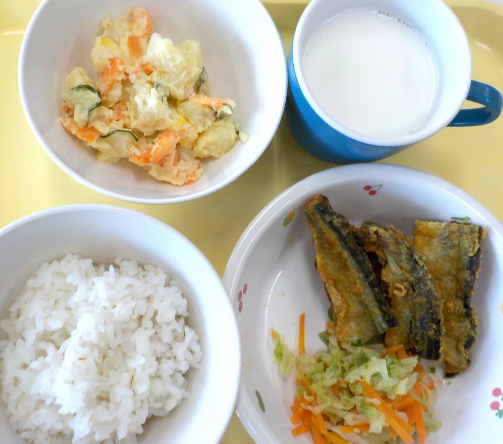 ご飯

さんまのカレー揚げ

ゆで野菜

ポテトサラダ

牛乳