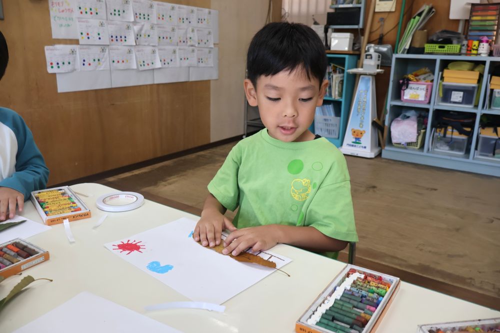 「俺はもう決めとった～」とHくん
神社で葉っぱを拾っている時から
何を作るのか決めていたようです♪