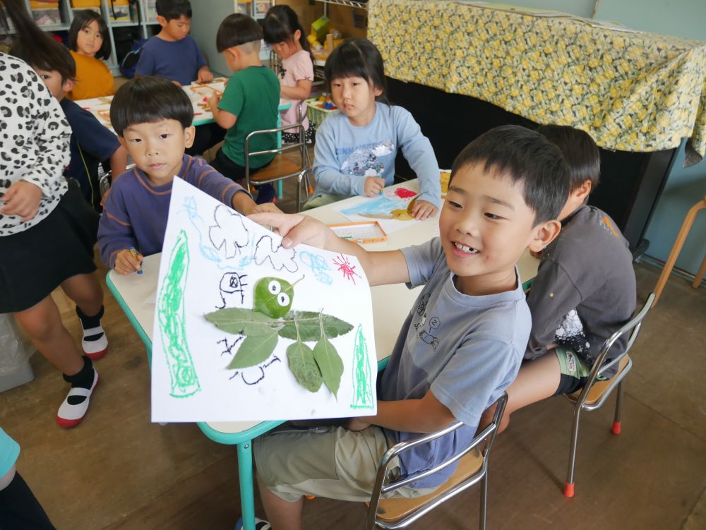 「見て、これはなーんだ？」
「正解は何かを食べているカマキリだよ😊」
「ここが顔で～…」　と説明してくれるSくん
