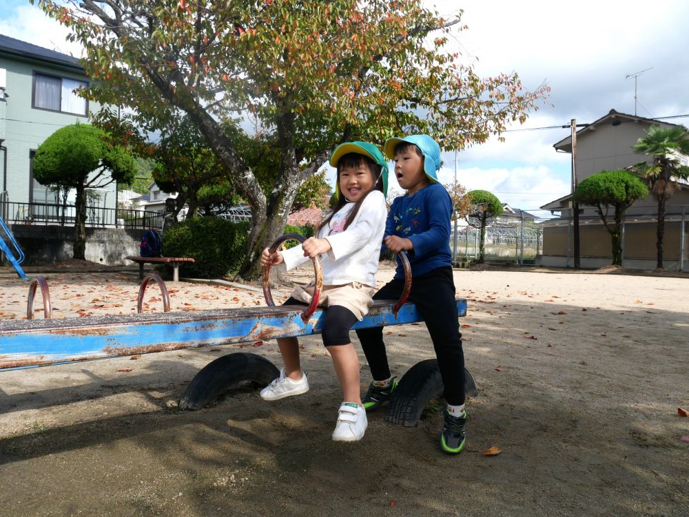 リス組さんと初めて川上公園に！！

普段とは違う異年齢児との散歩で
一生懸命歩くリス組さんに
スピードを合わせ、歩道側を歩き
立ち止まると一緒に待ってあげる
キリン組さんの優しさも…♡

乗る人数や体重差などやってみると
意外と難しいシーソー
なかなかうまく動かないでいると
「Kくんが手伝ってあげるよ」
と後ろに乗り動かしてくれました♡
Oちゃんも嬉しくてニッコリ😊