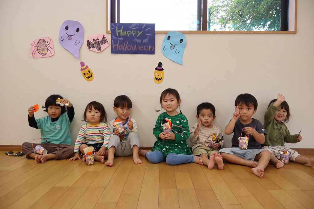 「おばけ２こもあった！」
「このキャンディーあけていい～？😆」
最後はみんなで見つけたものを教え合う♪

楽しい秋の思い出の1つとなりました✨
