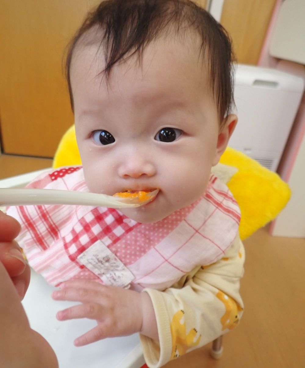 今日はウサギ組の給食時間の様子を紹介します。

保育園での離乳食が始まった子から
離乳食を終え幼児食に移行した子まで
食事の形態はさまざまですが、
みんなおいしく楽しく給食を食べています😊

最近離乳食が始まったKちゃん♡
口をしっかり開けて、上手にゴックン出来ています✨


