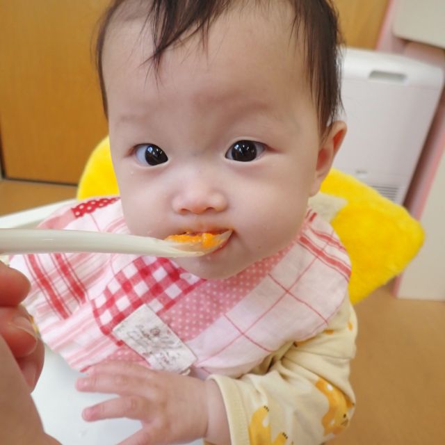 ＊　給食時間の様子　（すいみい保育園）　＊