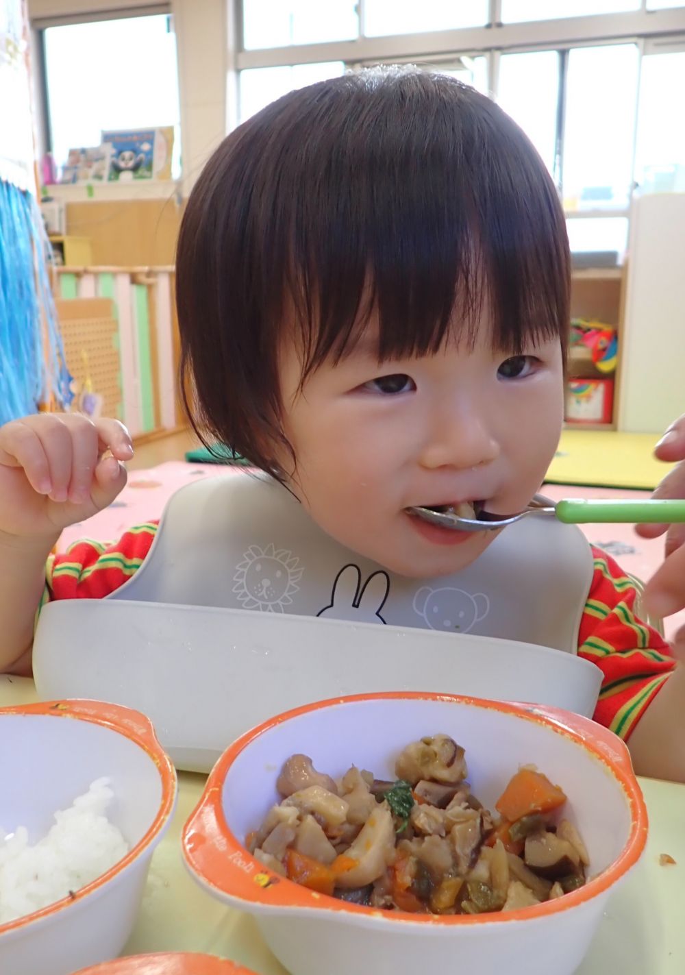 離乳食から普通食へほぼ移行できているFくん♡
歯もたくさん生えてきて、よく噛んで食べています✨
スプーンを持って食べられるときもあり、
毎日成長を感じます♪