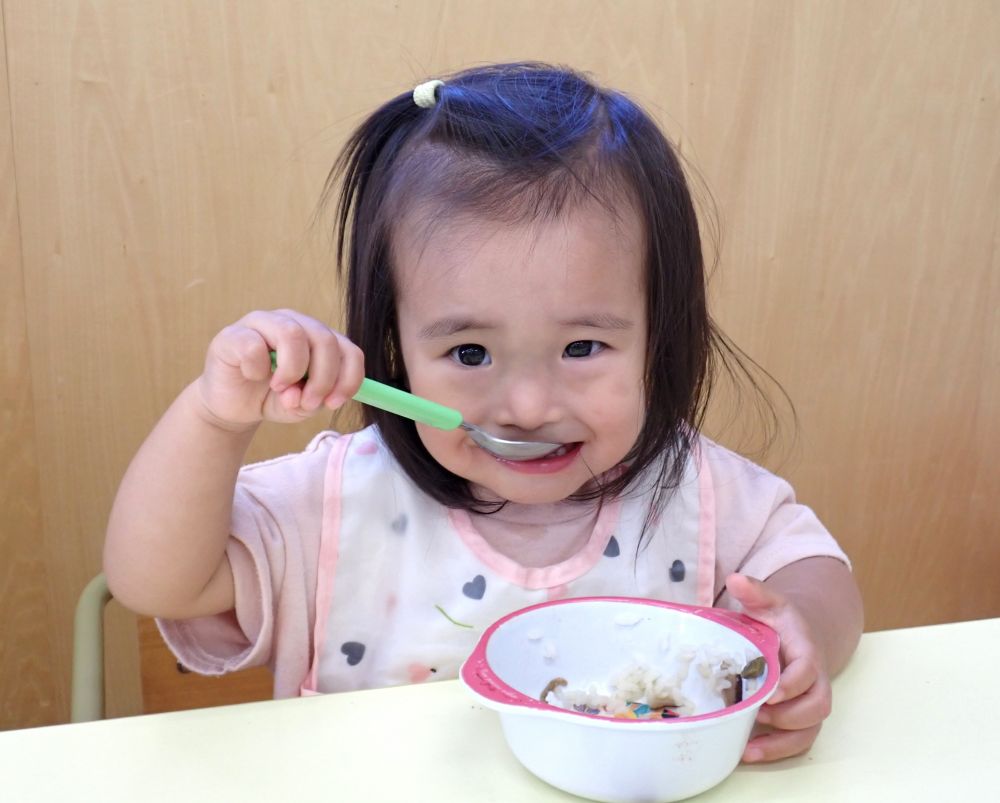 Fちゃんはなんでもよく食べて
スプーンも上手に使えています✨
おかわりもしていつもお皿はピカピカ♪

みんなそれぞれよく食べてくれていて
ニコニコ可愛い姿に癒されています♡
これからも食べ具合を確認しながら
給食や離乳食を作っていきますね😊
