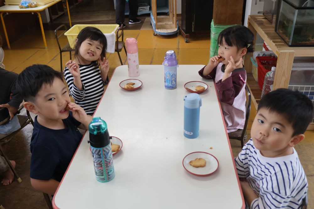 生地がまとまったらレモンの形に整えて
完成♡
３時のおやつに食べたよ😆
自分で作ると特別に美味しいね♡
おかわりもしていたリス組さんです！
またみんなでクッキングしようね！