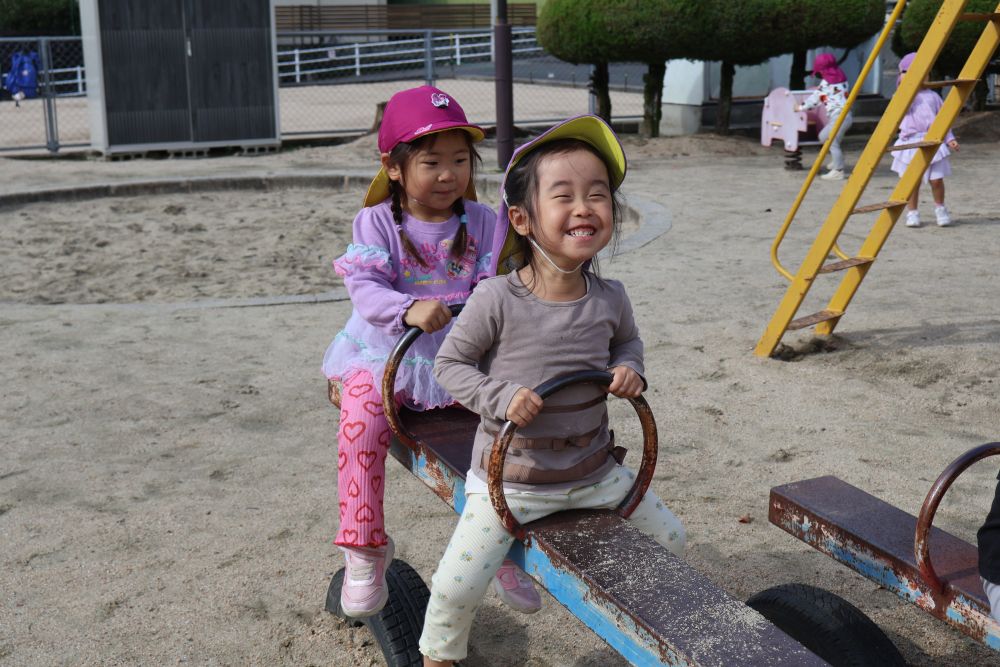 キリン組さんと一緒に手を繋ぎ、川上公園に行きました☆
いつもより少し遠い公園だけど、
お兄ちゃんお姉ちゃんと一緒なら大丈夫！！
初めて行った公園に大興奮のリス組さん。
シーソーやってみたい！！友達と一緒に乗ると、上下に動く✨
その感覚が楽しくて何度も楽しむ！