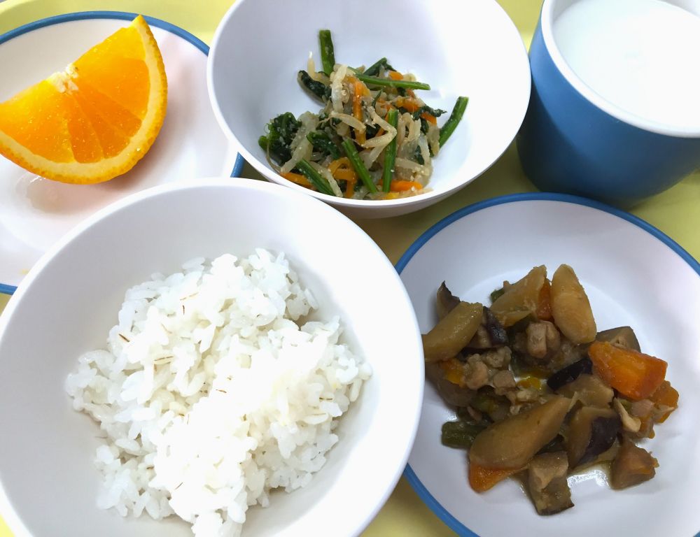 麦ご飯

筑前煮

三食野菜のナムル

オレンジ

牛乳