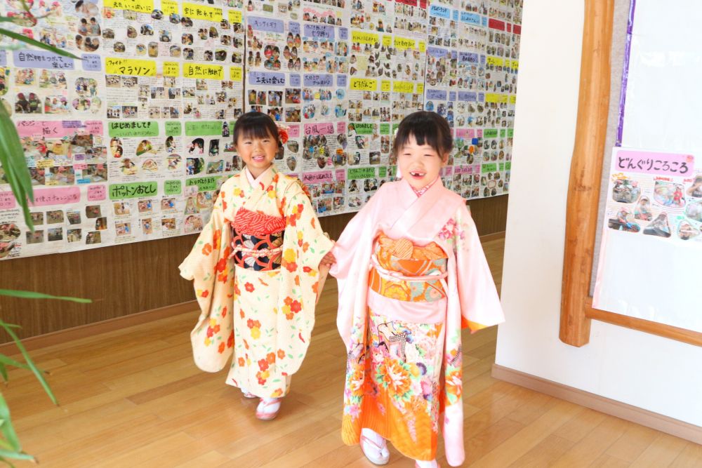 カメラの前でも園舎を歩く時も・・
表情から嬉しさが溢れていたOちゃんとSちゃん♡
