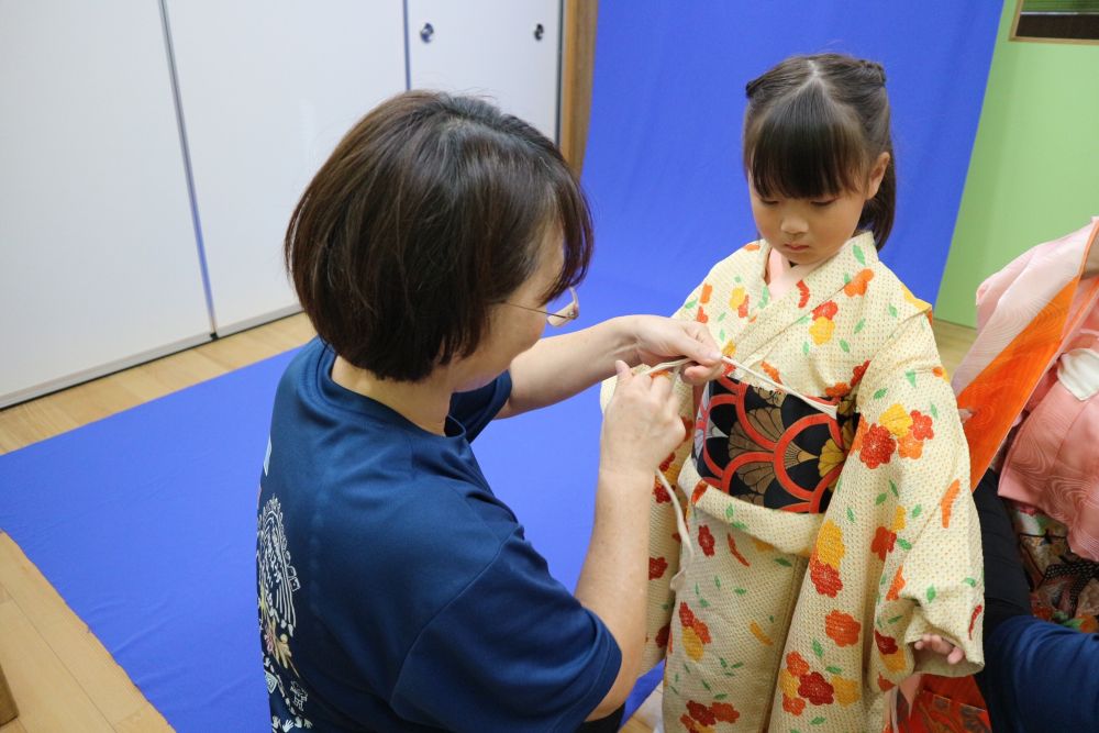 着物を着つけてもらい、いつもと違う気持ち♡
ちょっぴり照れくさく、緊張した表情も
