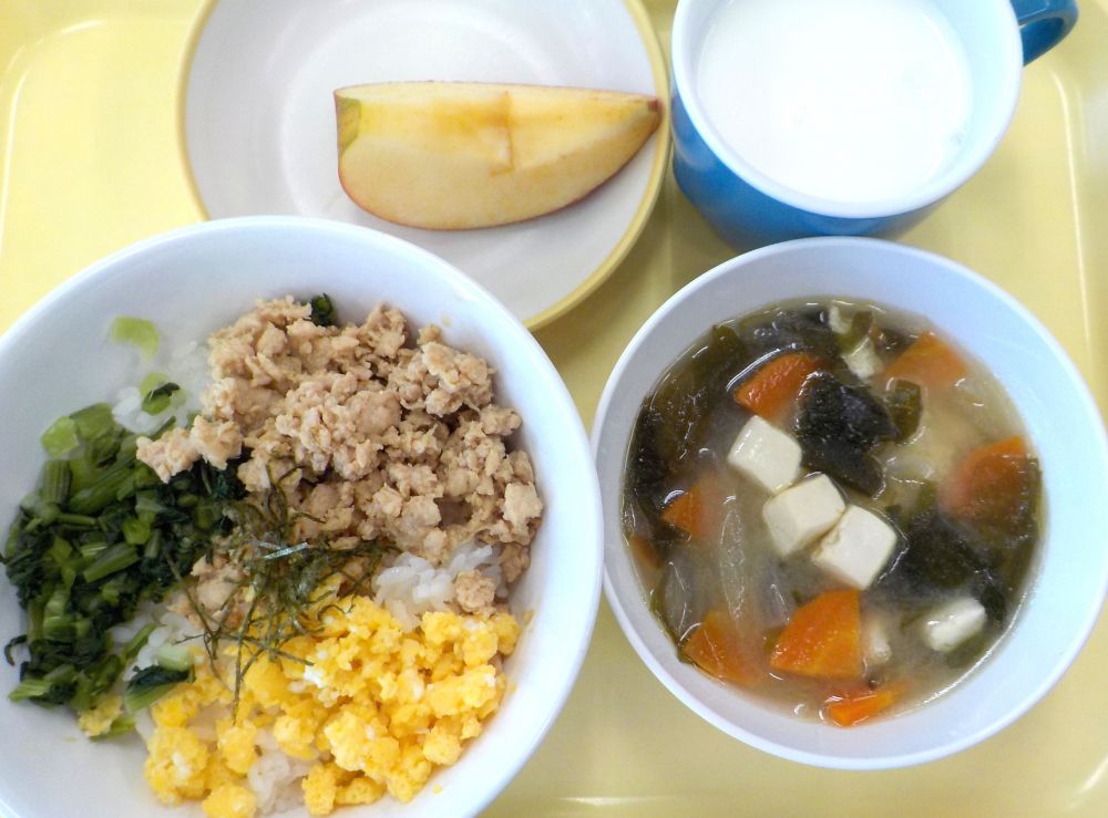 三色どんぶり

豆腐とわかめの味噌汁

りんご

牛乳
