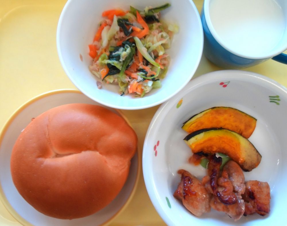 ロールパン

鶏肉のバーベキューソース

焼きかぼちゃ

きゃべつとツナのサラダ

牛乳